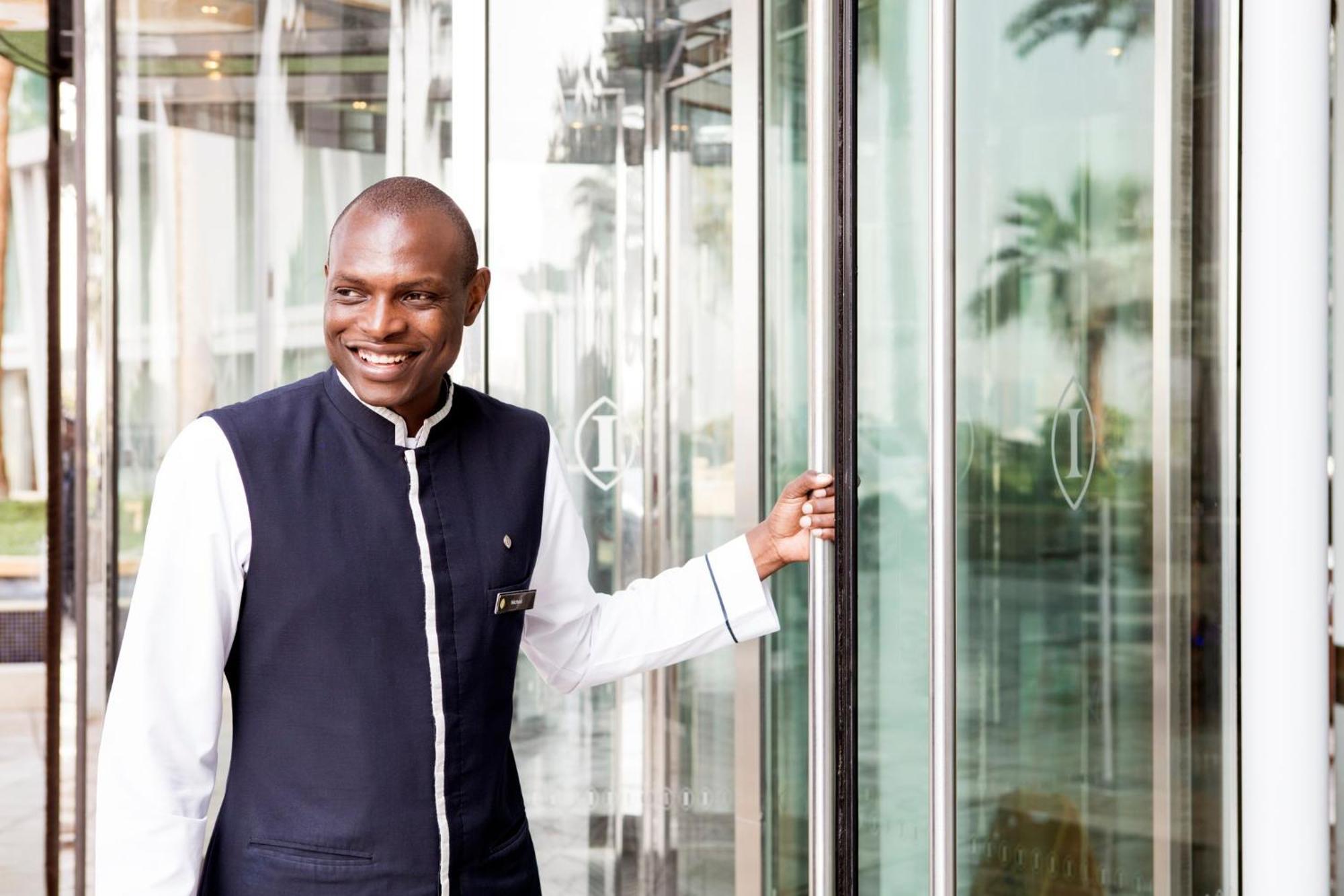Intercontinental Residence Suites Dubai Festival City By Ihg Eksteriør billede A doorman at the Four Seasons Hotel in London