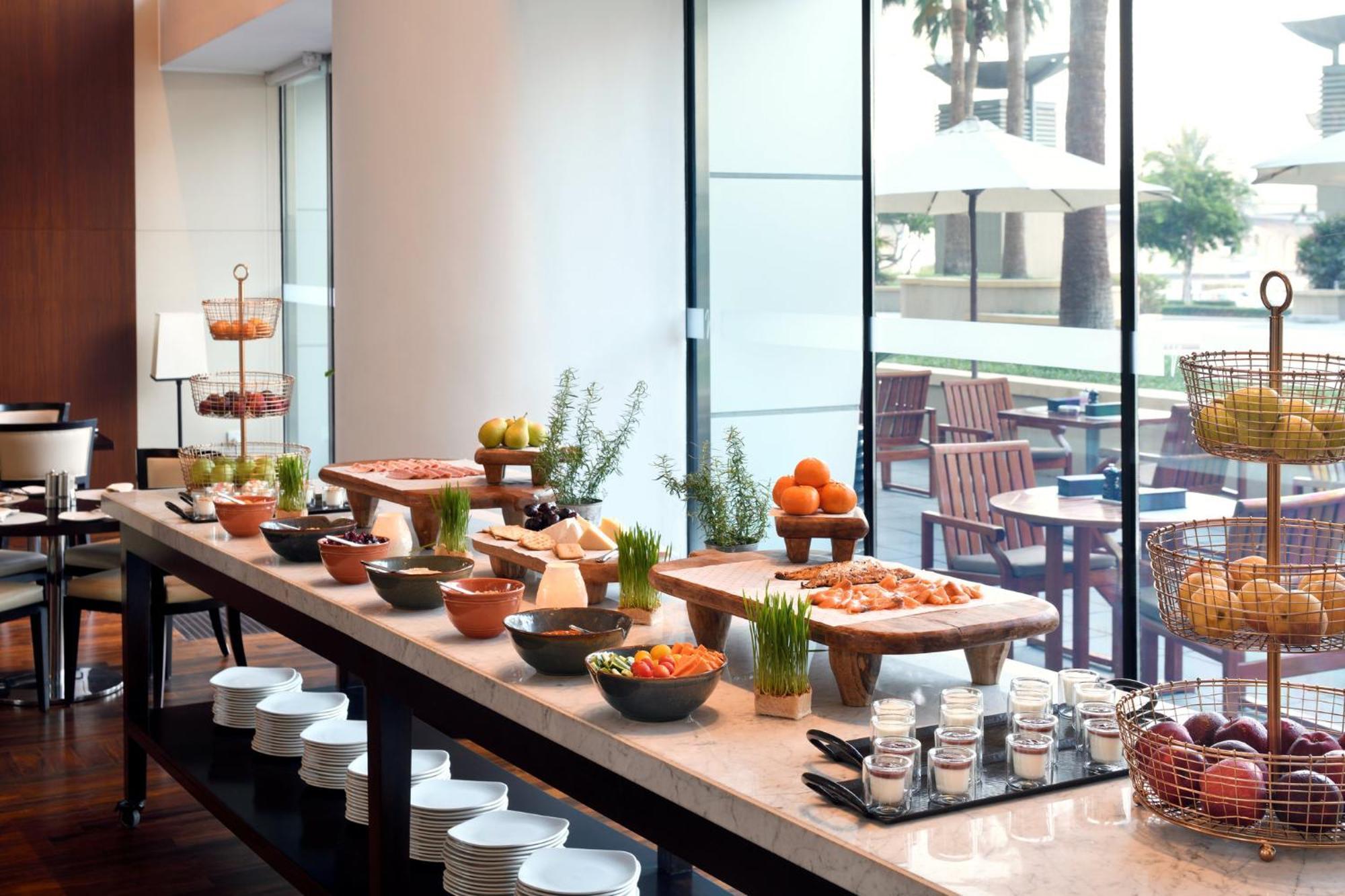 Intercontinental Residence Suites Dubai Festival City By Ihg Eksteriør billede A buffet at a hotel