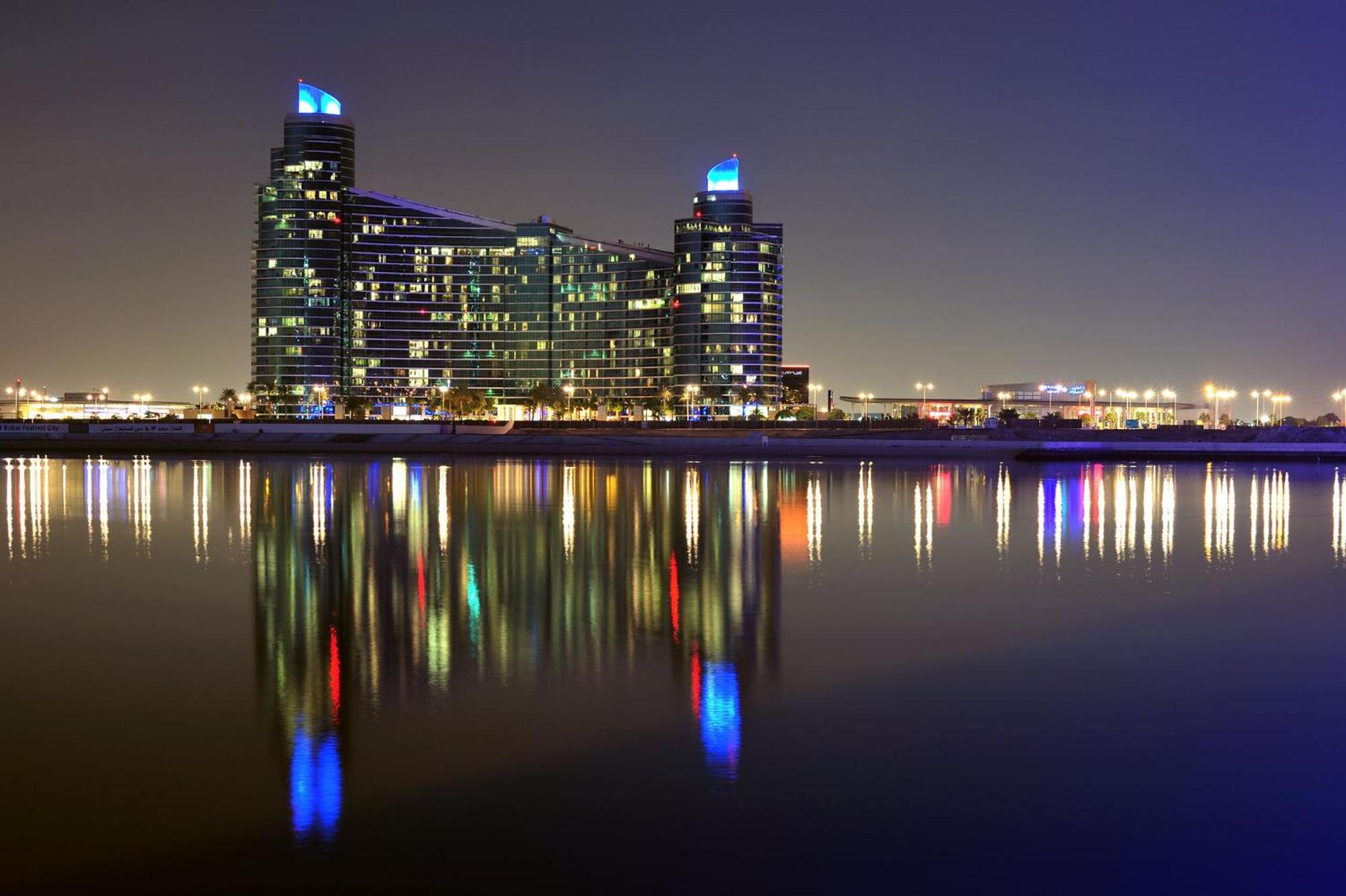 Intercontinental Residence Suites Dubai Festival City By Ihg Eksteriør billede Marina Towers at night