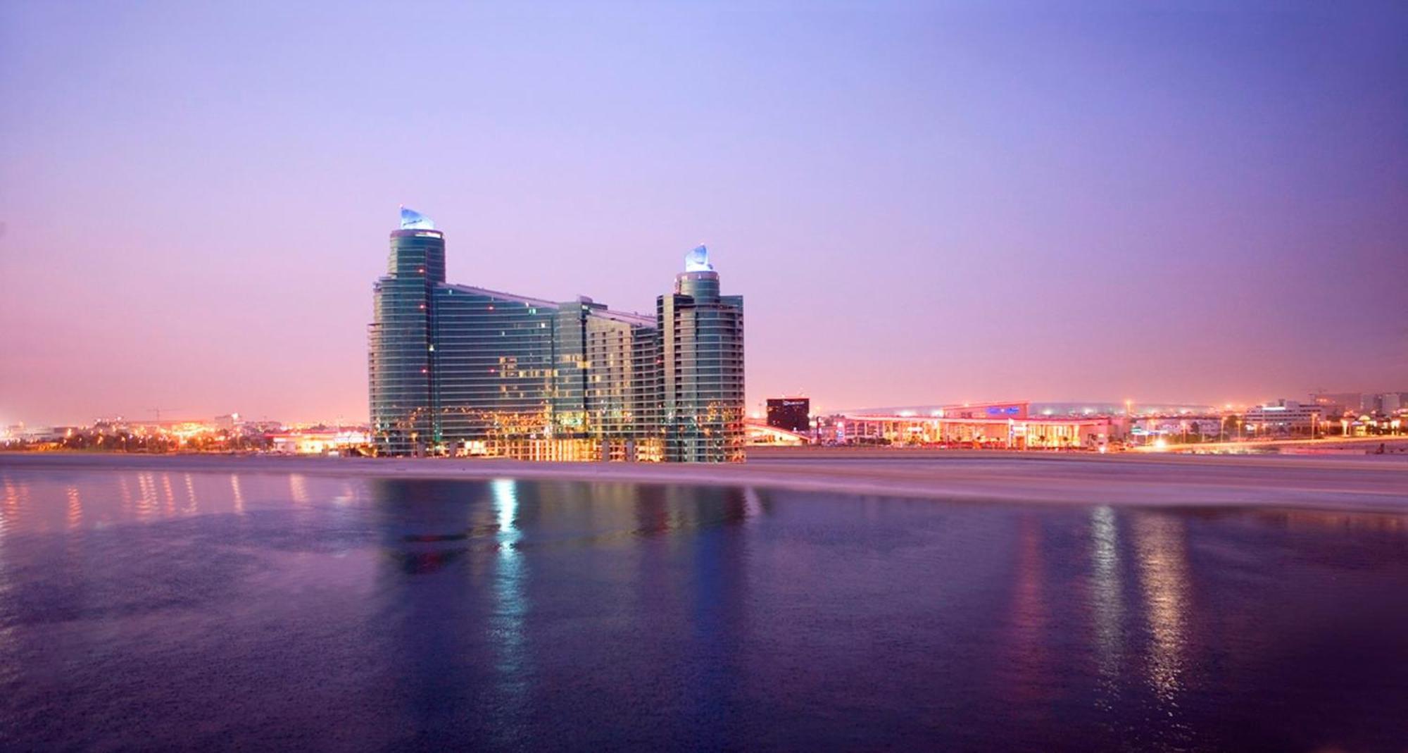 Intercontinental Residence Suites Dubai Festival City By Ihg Eksteriør billede The Marina Towers at night