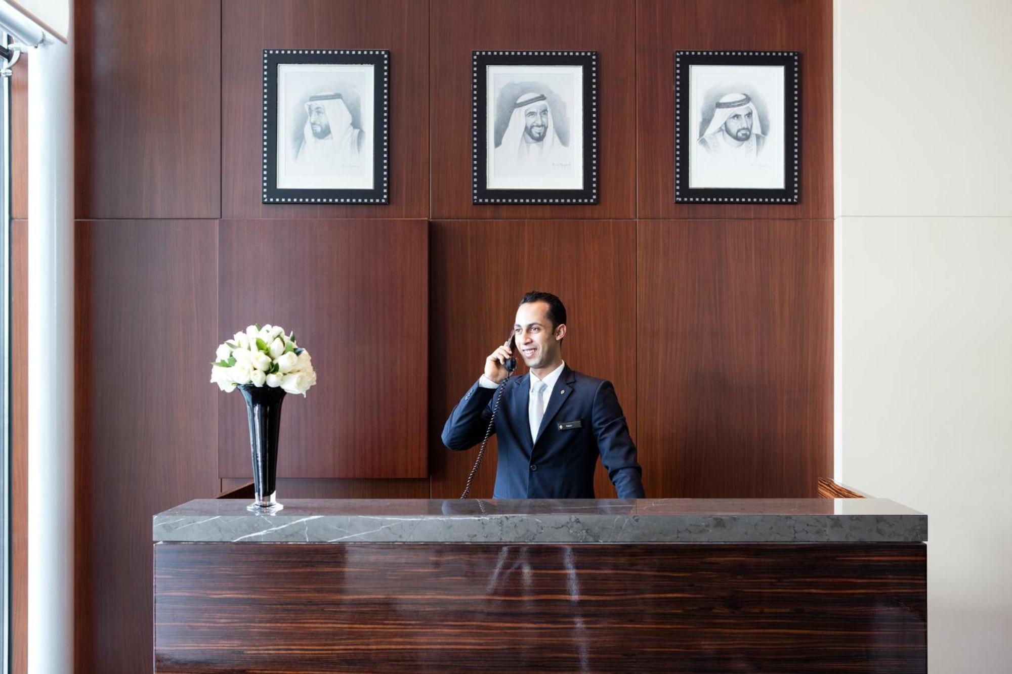 Intercontinental Residence Suites Dubai Festival City By Ihg Eksteriør billede A hotel concierge