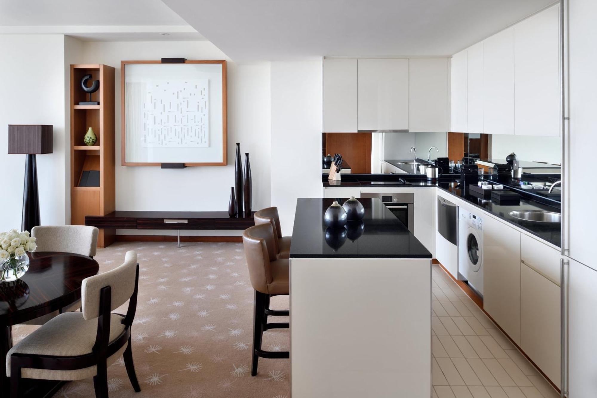 Intercontinental Residence Suites Dubai Festival City By Ihg Eksteriør billede A kitchen in a suite at The Ritz-Carlton, Dubai