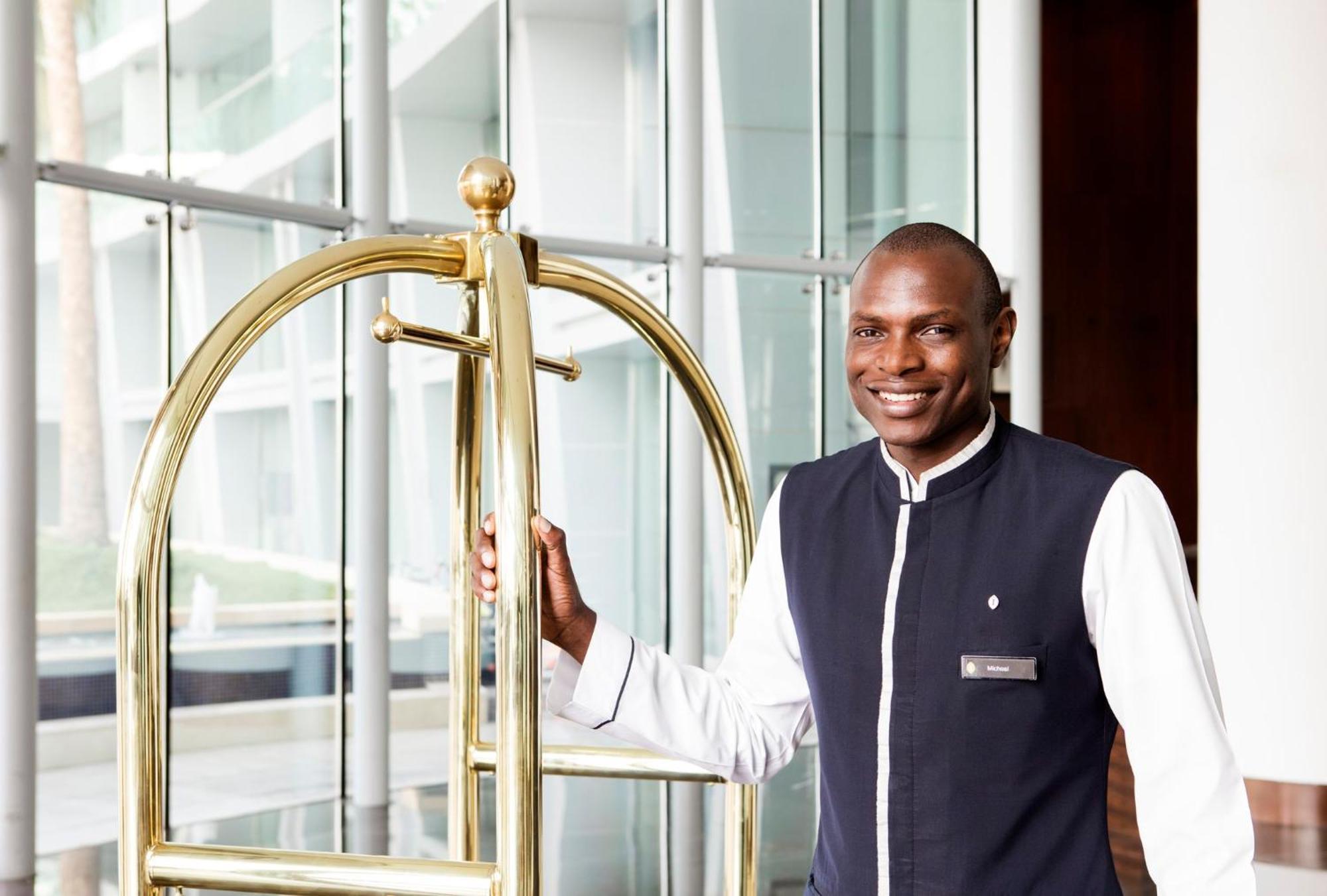Intercontinental Residence Suites Dubai Festival City By Ihg Eksteriør billede A bellboy